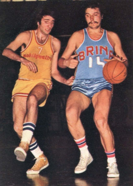 Vittori con la maglia della Brina Rieti contrastato da Giroldi